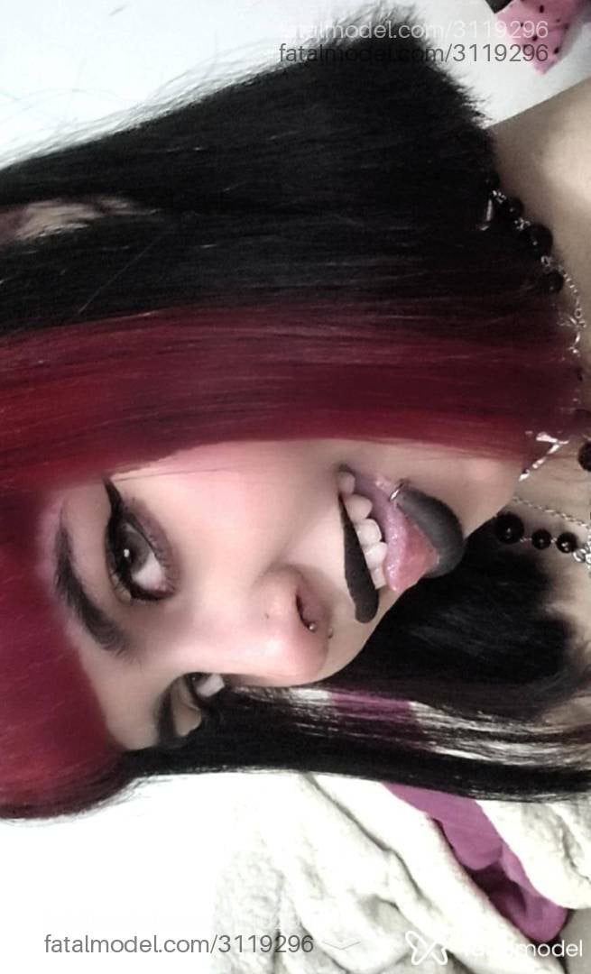 Acompanhante mulher com cabelo colorido de olhos mel - Cherry