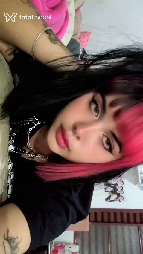 Acompanhante mulher com cabelo colorido de olhos mel - Cherry