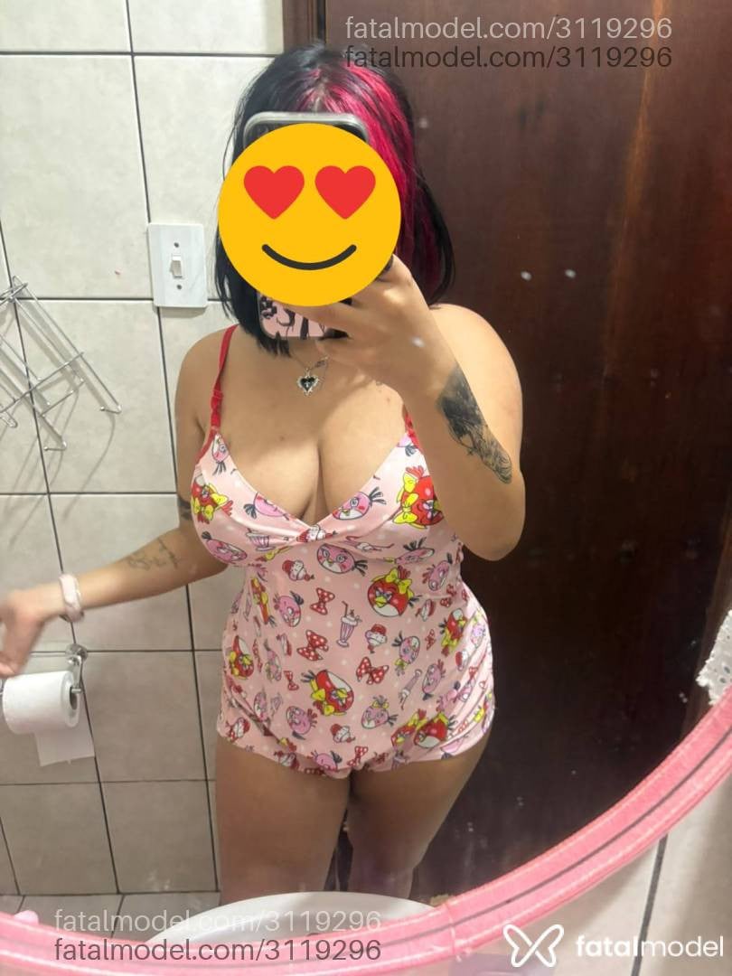 Acompanhante mulher com cabelo colorido de olhos mel - Cherry