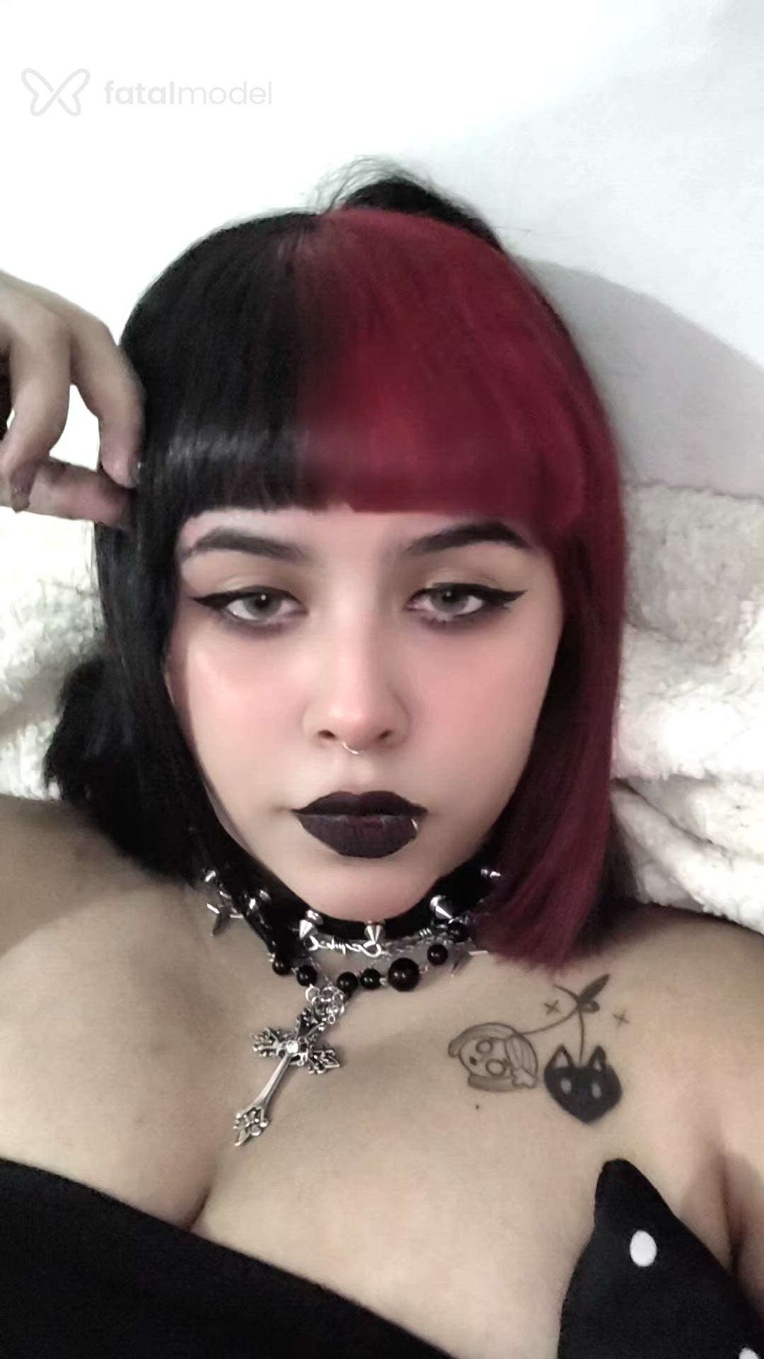 Acompanhante mulher com cabelo colorido de olhos mel - Cherry