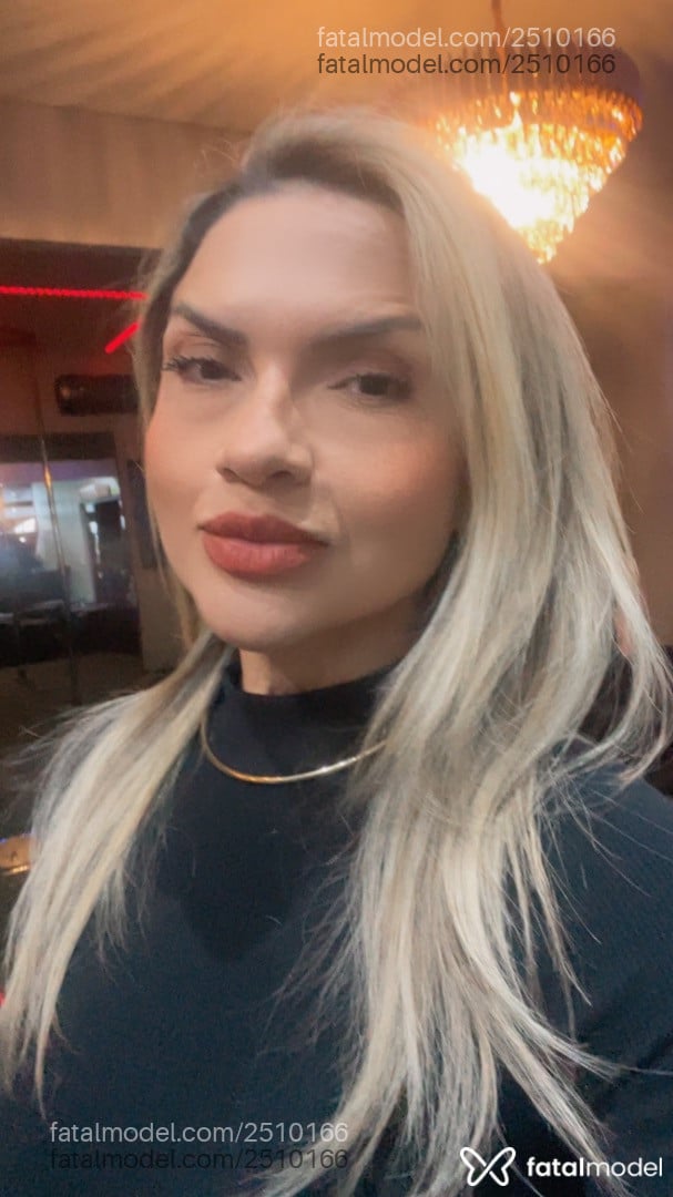 Acompanhante mulher loira (o) de olhos pretos - Cacau