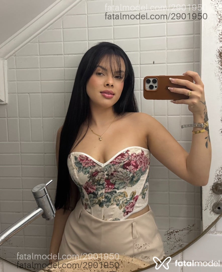 Acompanhante mulher morena (o) de olhos verdes - Aline