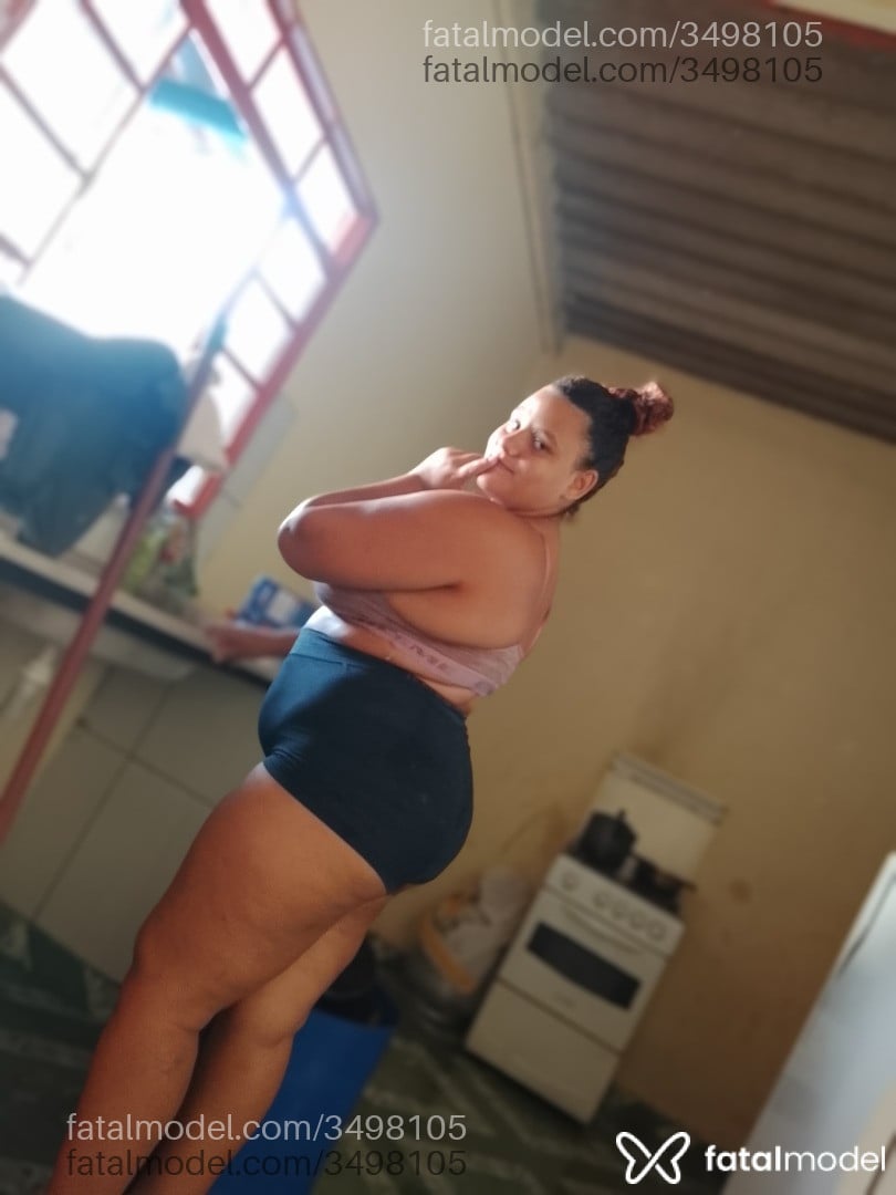 Acompanhante mulher com cabelo colorido de olhos castanhos - Ana Clara Teles
