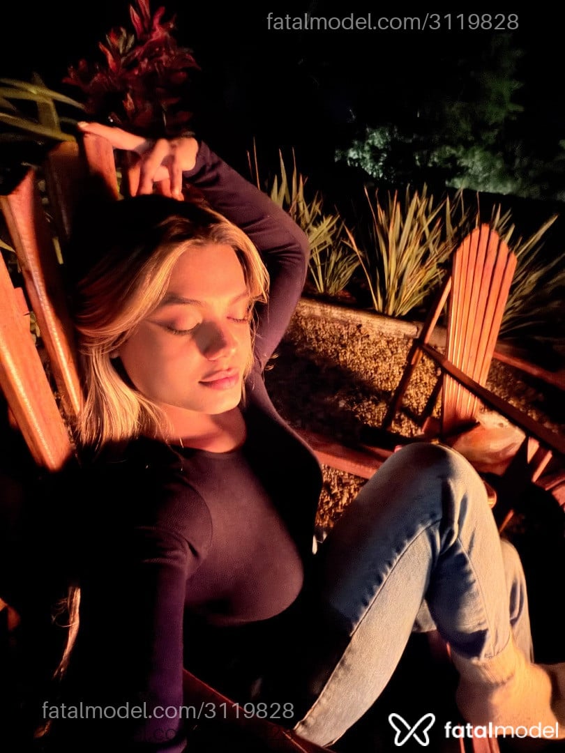 Acompanhante mulher loira (o) de olhos castanhos - Lara