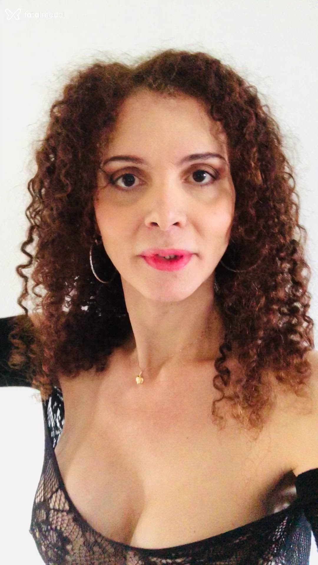 Acompanhante mulher trans com cabelo castanho de olhos castanhos - Adriana Joliee