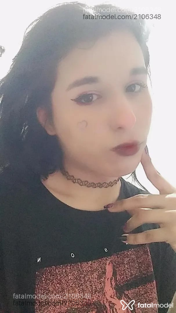 Acompanhante mulher trans com cabelo colorido de olhos castanhos - Mina