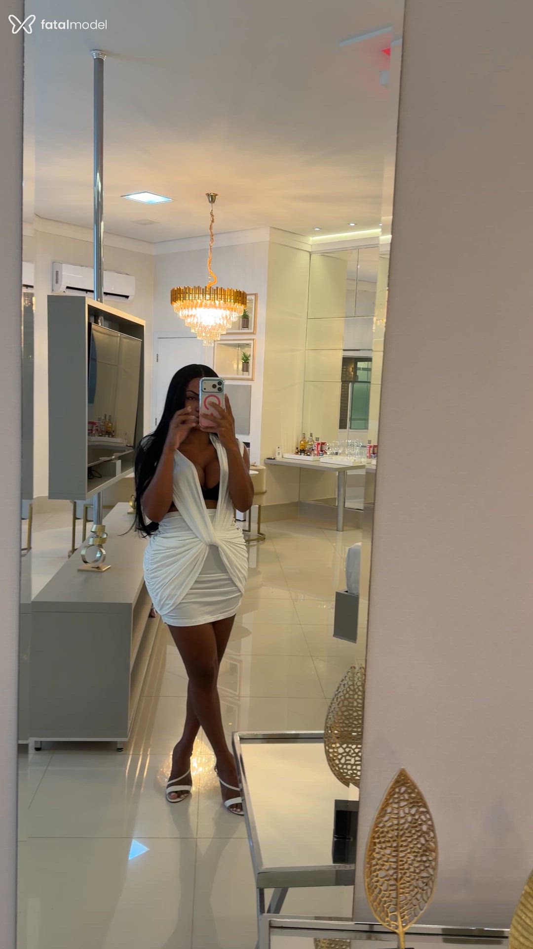 Acompanhante mulher trans morena (o) de olhos pretos - Iris