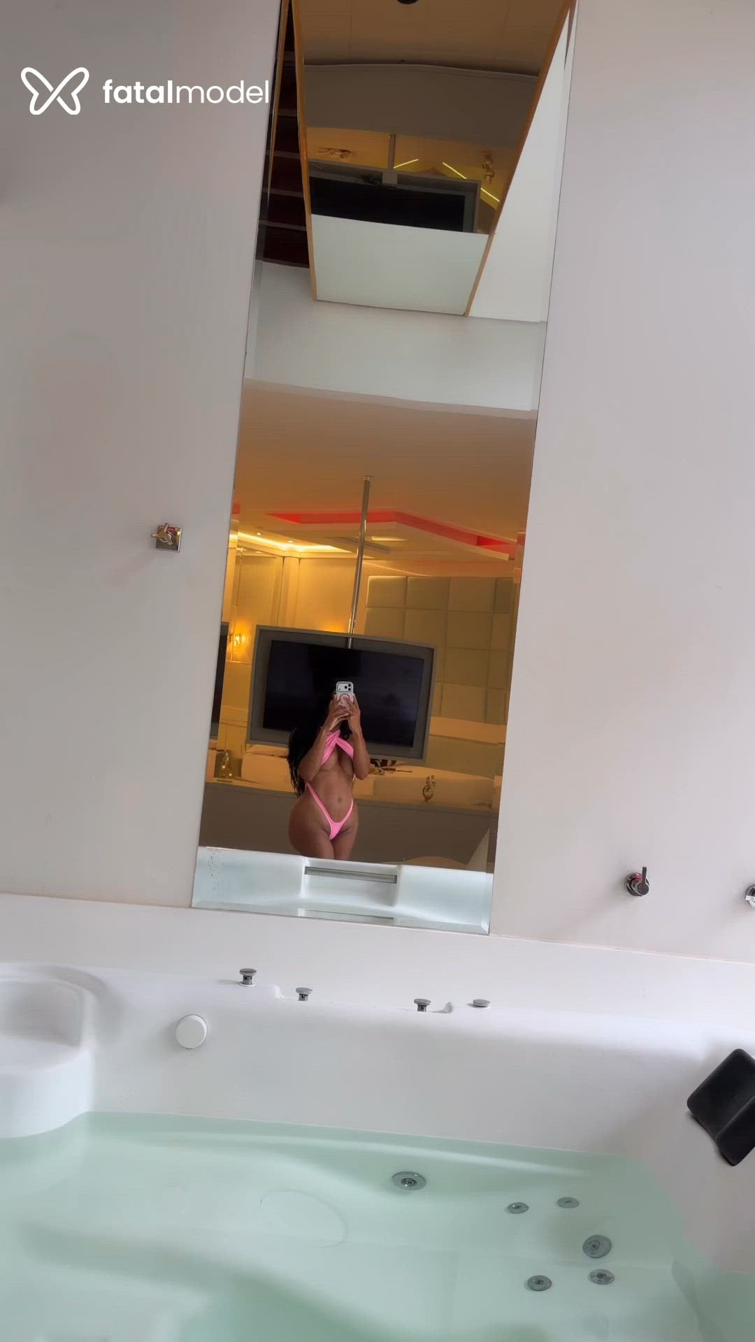 Acompanhante mulher trans morena (o) de olhos pretos - Iris
