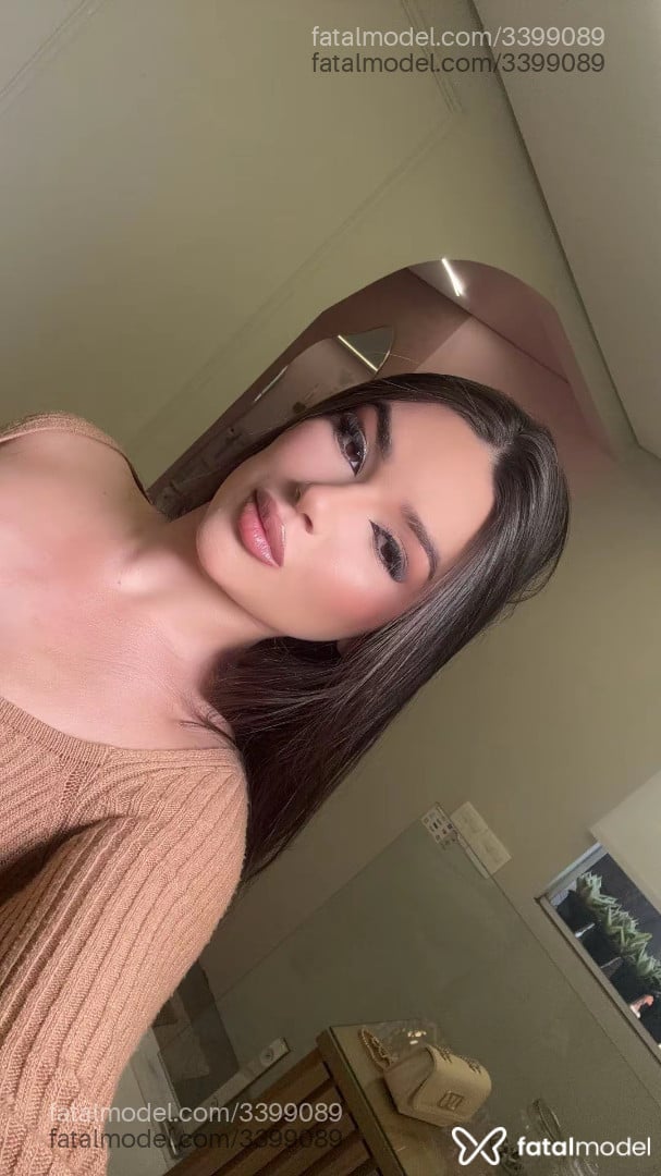 Acompanhante mulher com cabelo castanho de olhos castanhos - Sofie