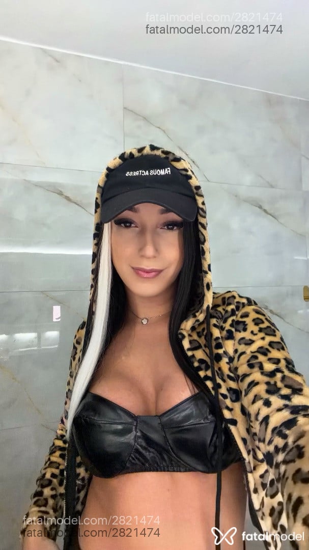 Acompanhante mulher trans morena (o) de olhos castanhos - Ariella Marian