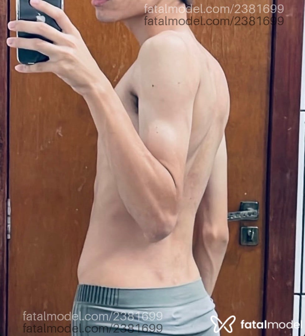 Acompanhante homem com cabelo castanho de olhos castanhos - Henrique