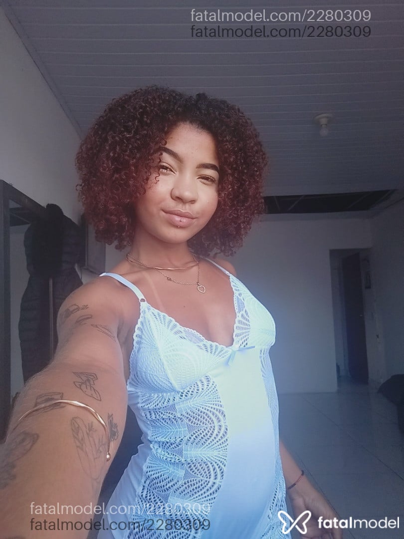Acompanhante mulher ruiva (o) de olhos pretos - Lana