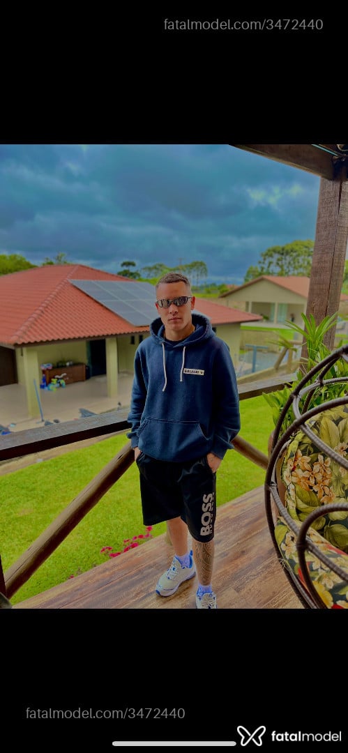 Acompanhante homem com cabelo castanho de olhos verdes - Silvasafado