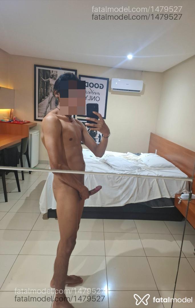Acompanhante homem com cabelo castanho de olhos castanhos - Arthur Victor