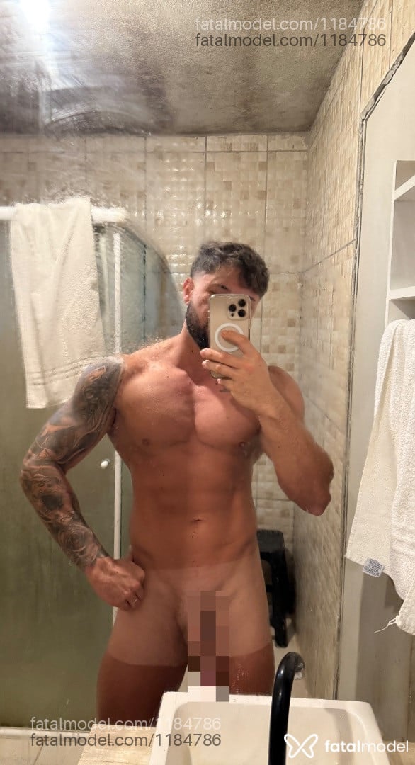 Acompanhante homem com cabelo castanho de olhos castanhos - Mateus