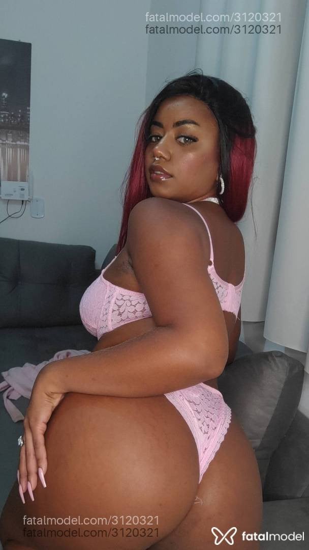 Acompanhante mulher ruiva (o) de olhos pretos - Estrela