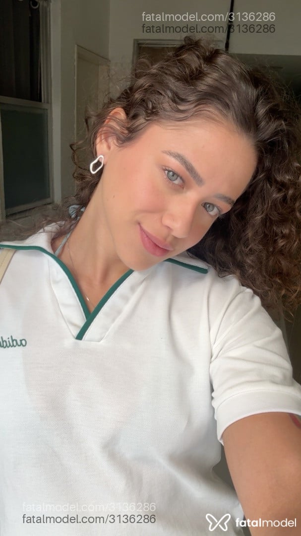 Acompanhante mulher com cabelo castanho de olhos verdes - Miaastrix