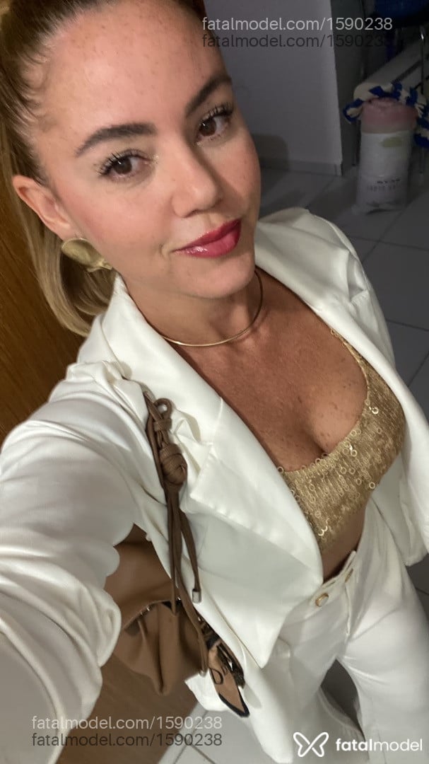 Acompanhante mulher loira (o) de olhos mel - Lavínia