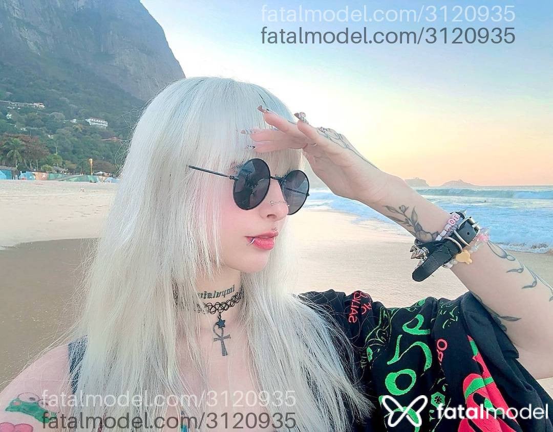 Acompanhante mulher loira (o) de olhos castanhos - Juju Priv