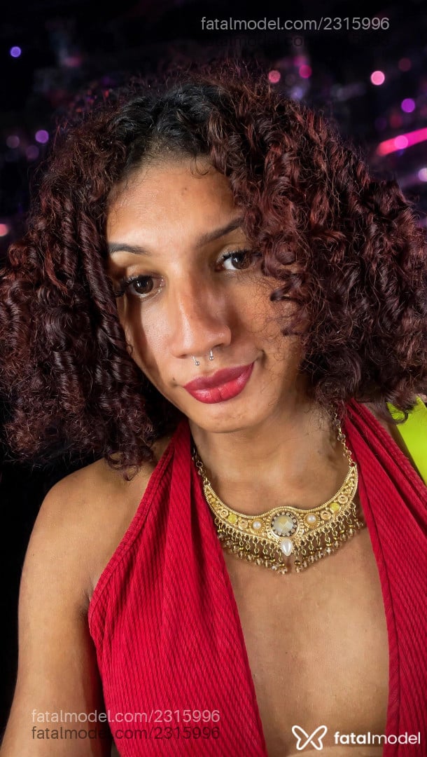 Acompanhante mulher trans ruiva (o) de olhos castanhos - Elowen