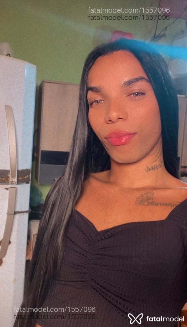 Acompanhante mulher trans com cabelo castanho de olhos pretos - Julia