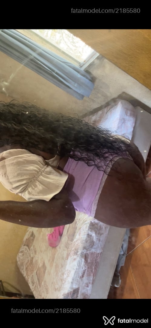 Acompanhante mulher trans com cabelo castanho de olhos castanhos - Uvinhaa