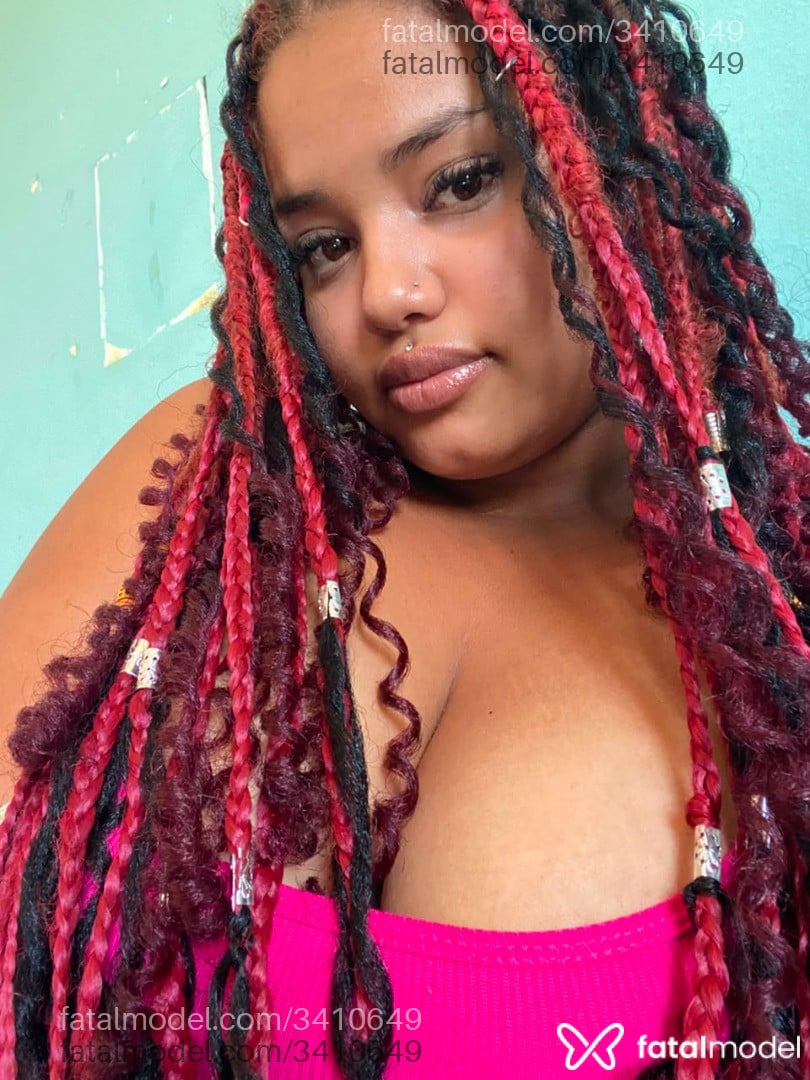 Acompanhante mulher com cabelo colorido de olhos castanhos - Flora Acompanhante mulher com cabelo colorido de olhos castanhos - Flora