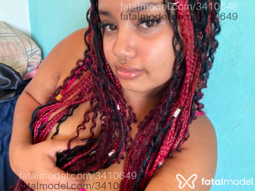 Acompanhante mulher com cabelo colorido de olhos castanhos - Flora Acompanhante mulher com cabelo colorido de olhos castanhos - Flora