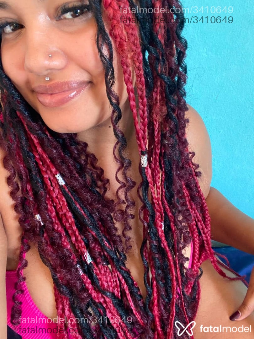 Acompanhante mulher com cabelo colorido de olhos castanhos - Flora Acompanhante mulher com cabelo colorido de olhos castanhos - Flora