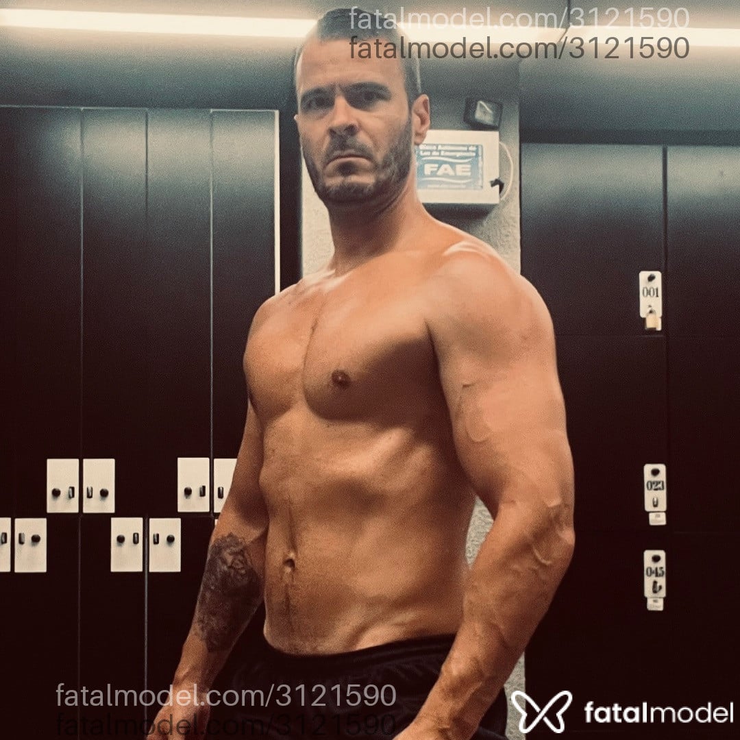 Acompanhante homem com cabelo castanho de olhos castanhos - Michel