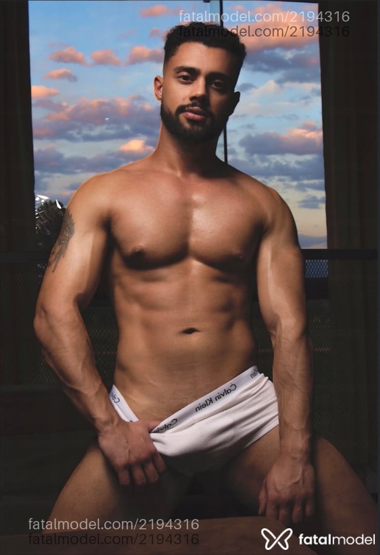 Acompanhante homem morena (o) de olhos castanhos - Daniel