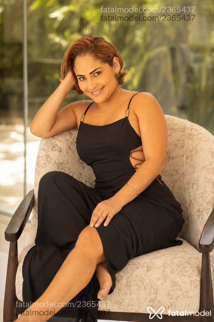 Acompanhante mulher com cabelo castanho de olhos mel - Layla Ravelli