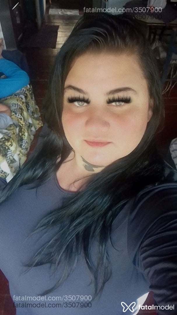 Acompanhante mulher morena (o) de olhos azuis - Nanyy