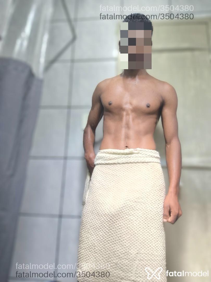 Acompanhante homem com cabelo castanho de olhos pretos - Pretin Acompanhante homem com cabelo castanho de olhos pretos - Pretin