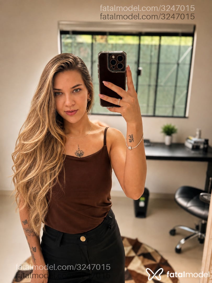 Acompanhante mulher loira (o) de olhos verdes - Bella