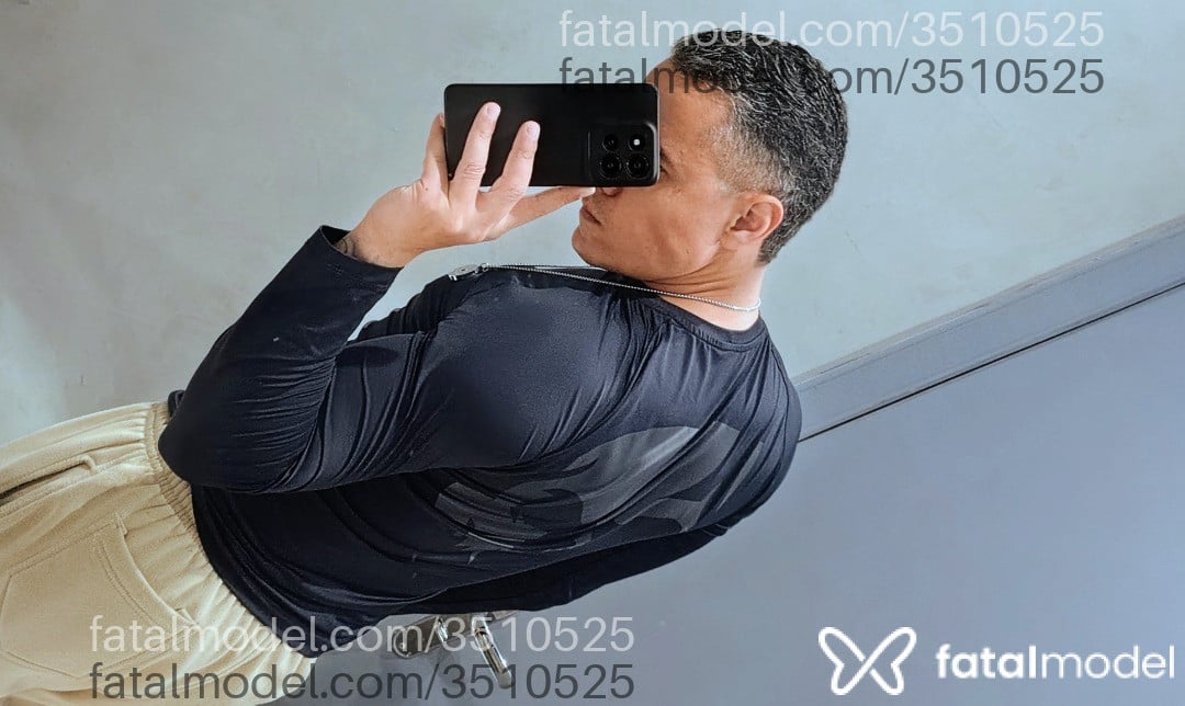 Acompanhante homem com cabelo grisalho de olhos castanhos - Ferraz