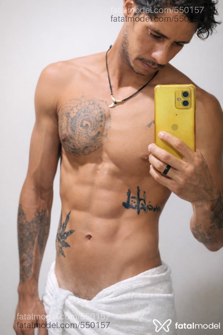 Acompanhante homem com cabelo castanho de olhos castanhos - Nativo