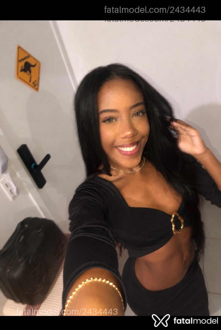 Acompanhante mulher morena (o) de olhos pretos - Malu