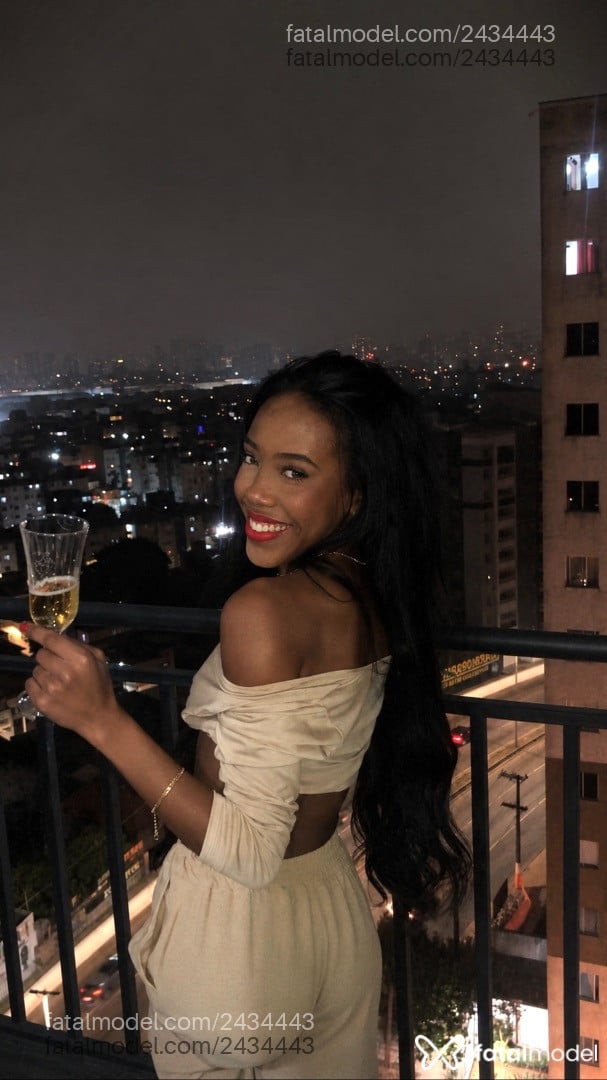 Acompanhante mulher morena (o) de olhos pretos - Malu