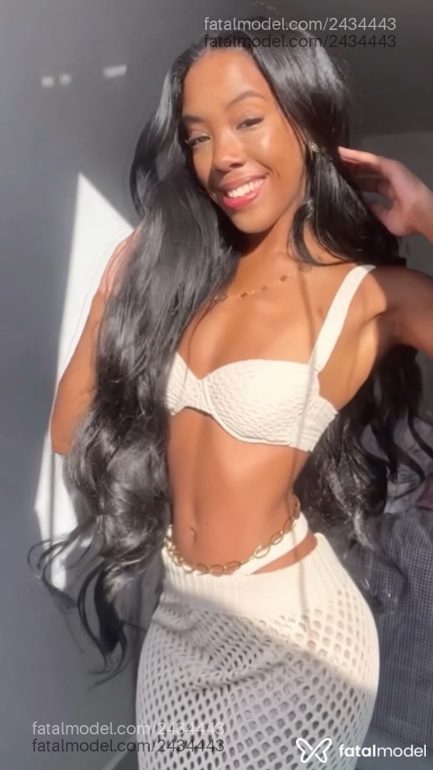 Acompanhante mulher morena (o) de olhos pretos - Malu
