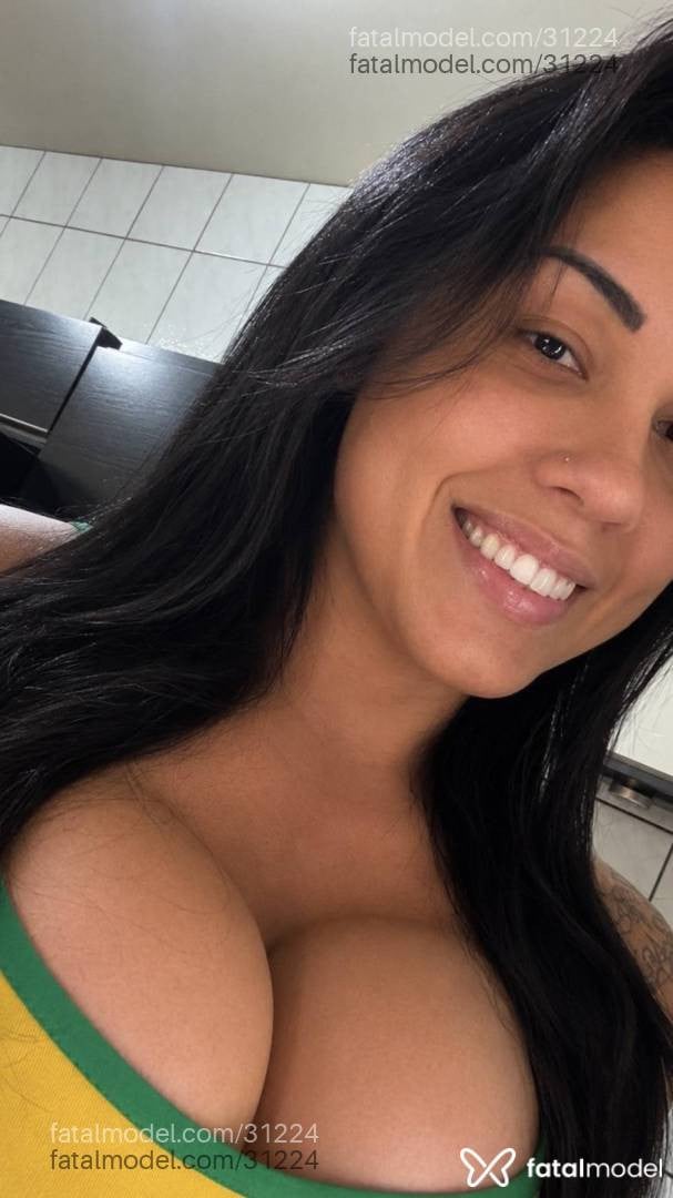 Acompanhante mulher trans morena (o) de olhos castanhos - Morena