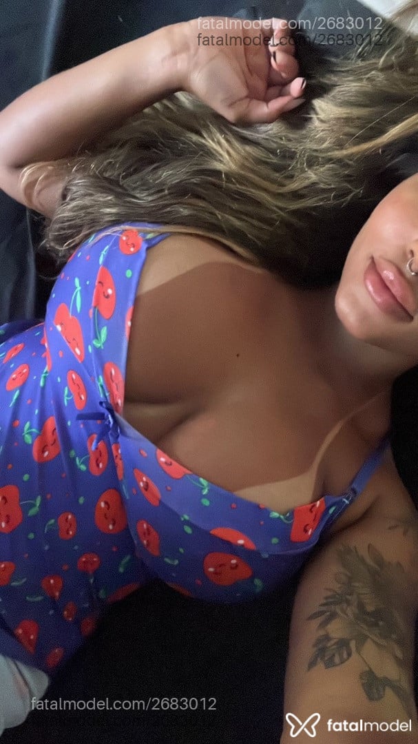 Acompanhante mulher loira (o) de olhos castanhos - Lupita