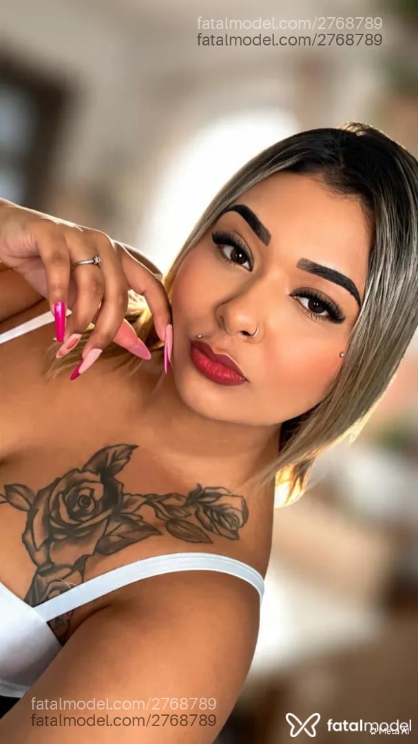 Acompanhante mulher loira (o) de olhos castanhos - Indiaah