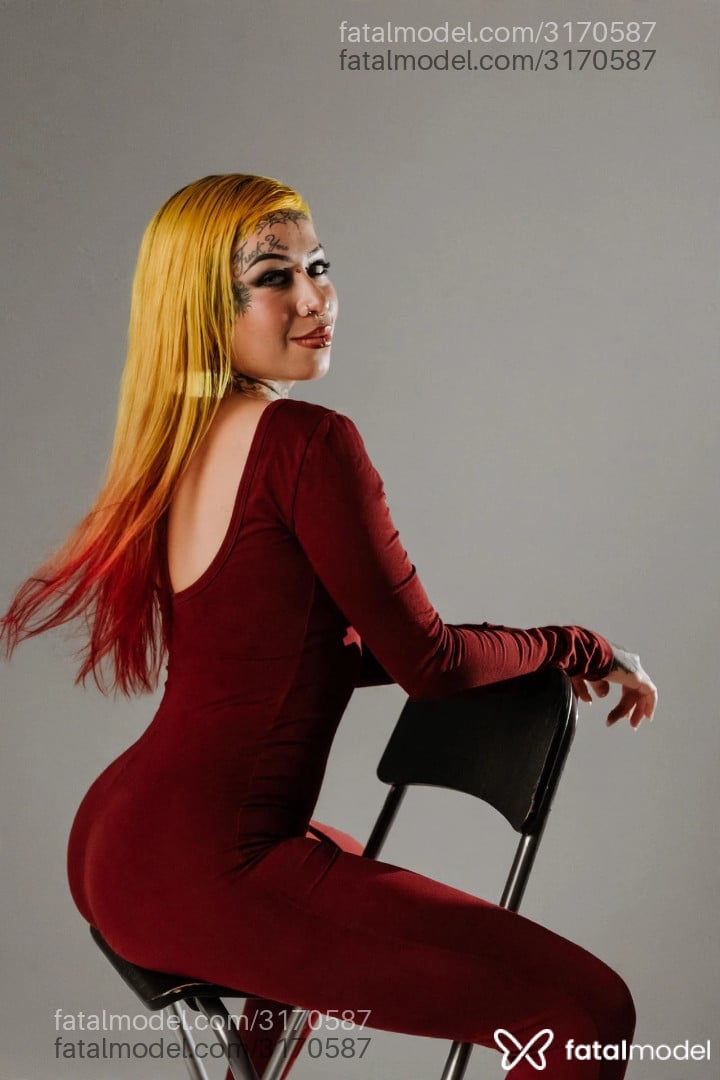Acompanhante mulher loira (o) de olhos azuis - Sarah Firegirl