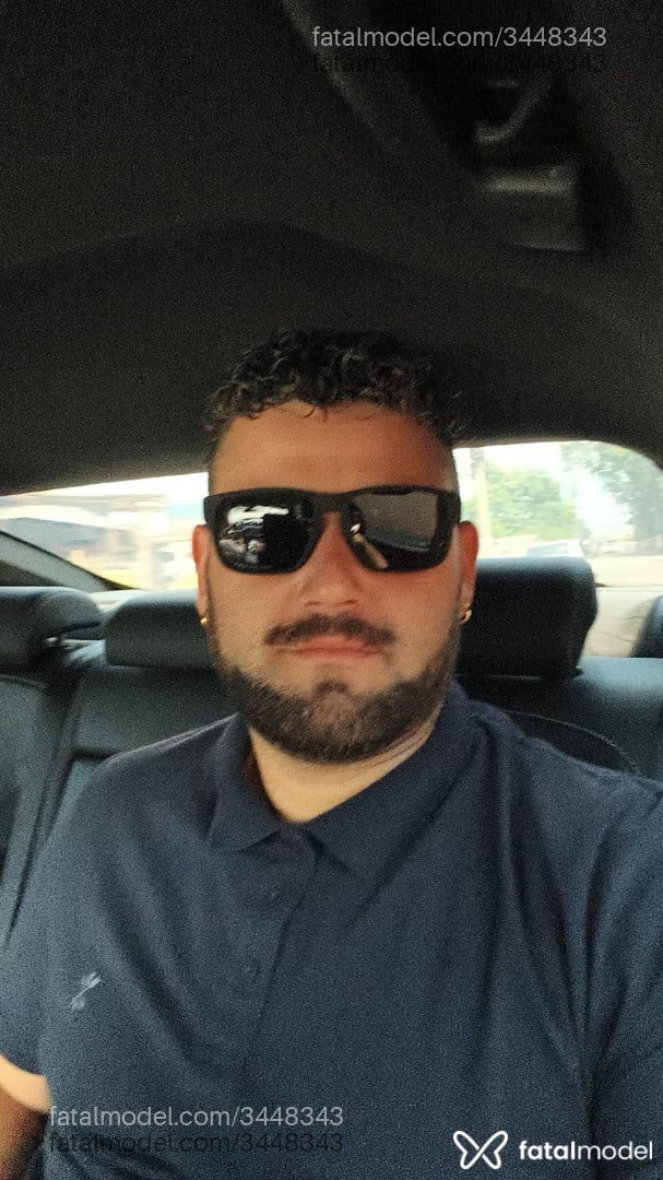 Acompanhante homem com cabelo grisalho de olhos verdes - Felipe Motta
