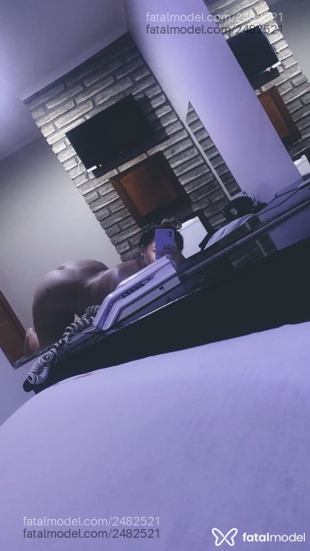Acompanhante mulher com cabelo castanho de olhos azuis - Ah Mello