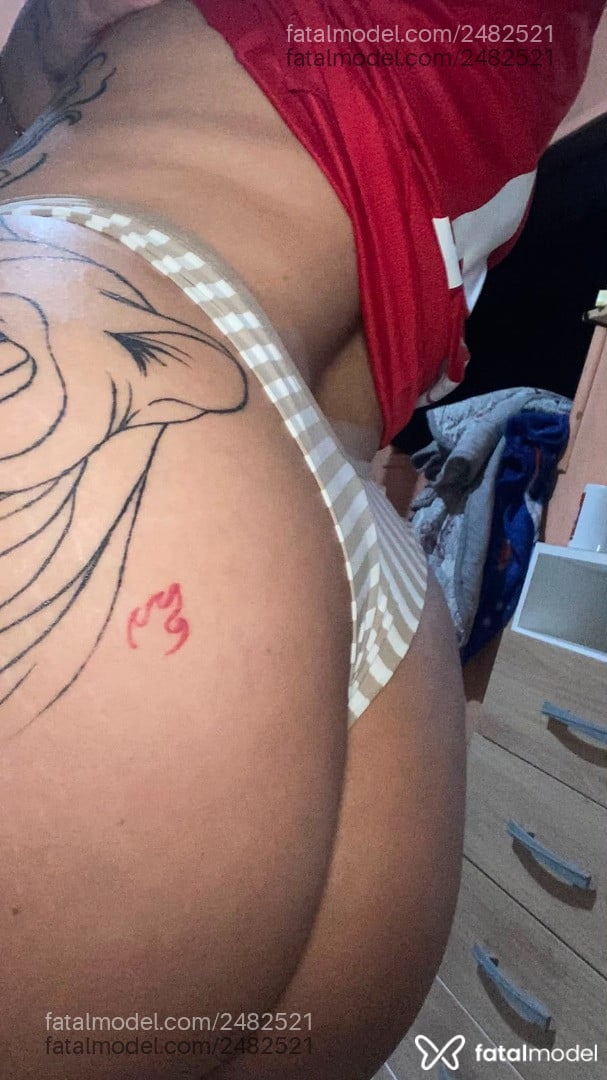 Acompanhante mulher com cabelo castanho de olhos azuis - Ah Mello