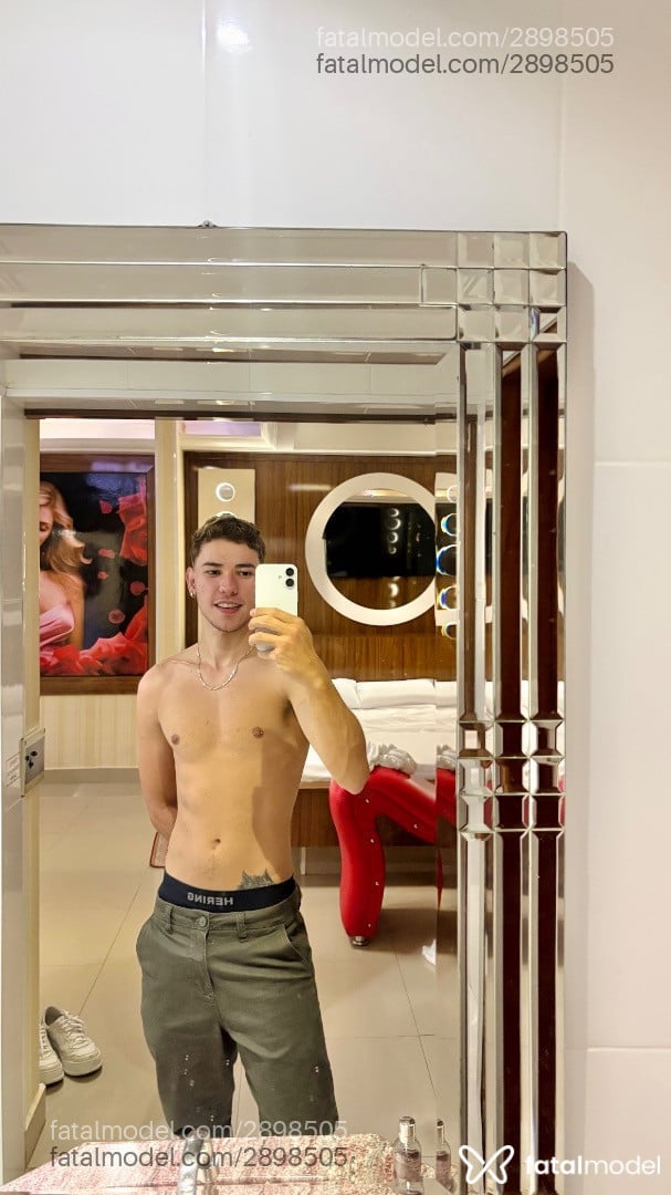 Acompanhante homem com cabelo castanho de olhos pretos - Hugo