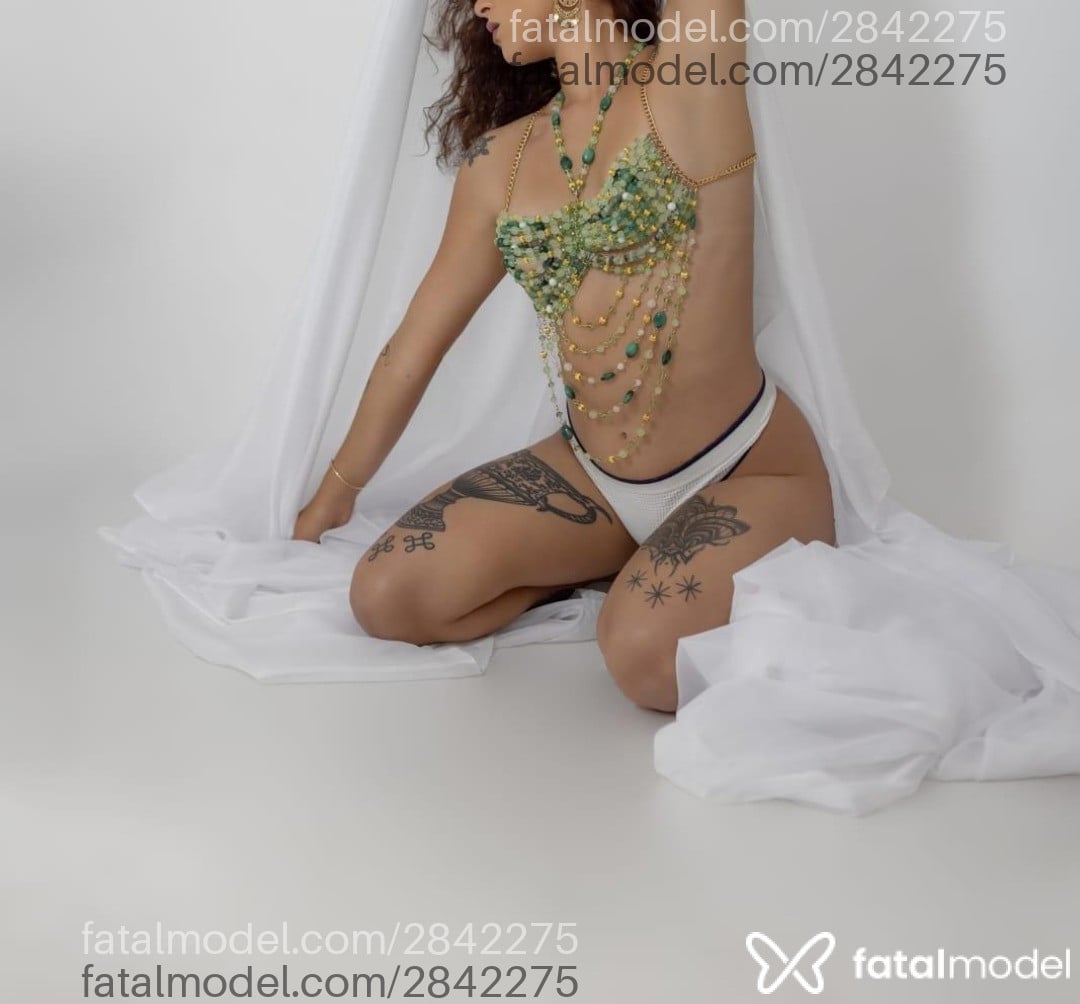 Acompanhante mulher morena (o) de olhos pretos - Fera Latina