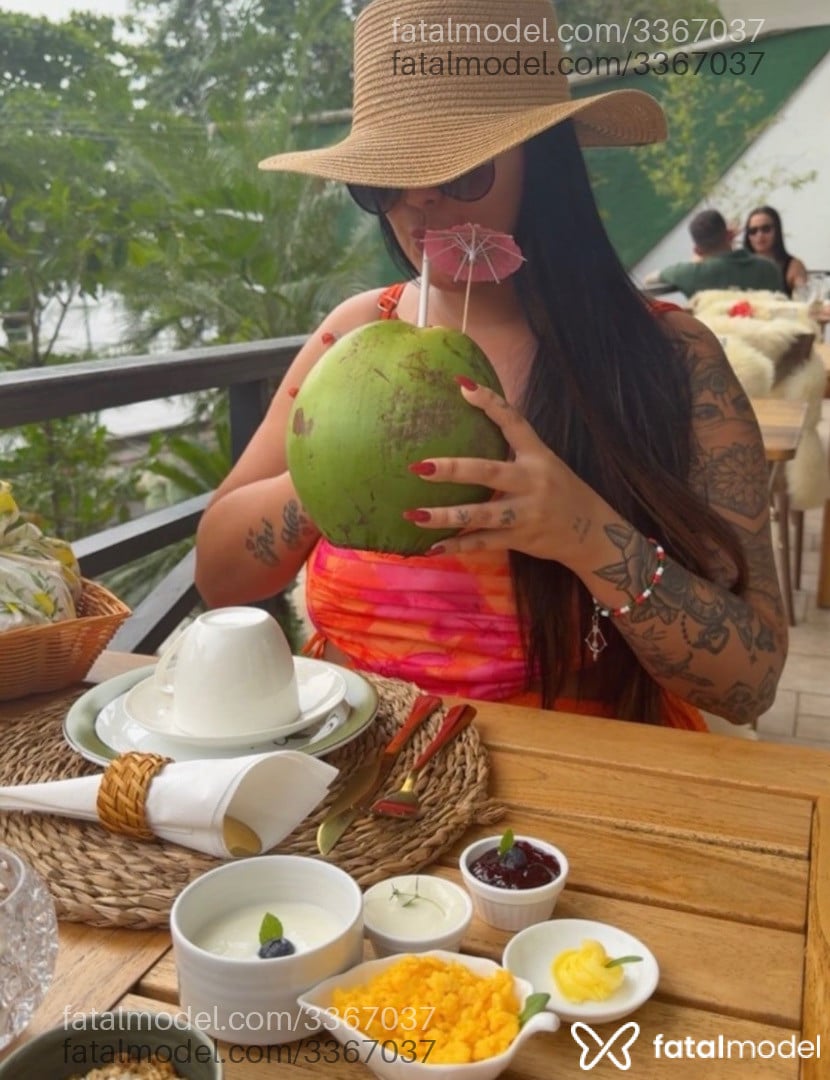 Acompanhante mulher morena (o) de olhos castanhos - Maya
